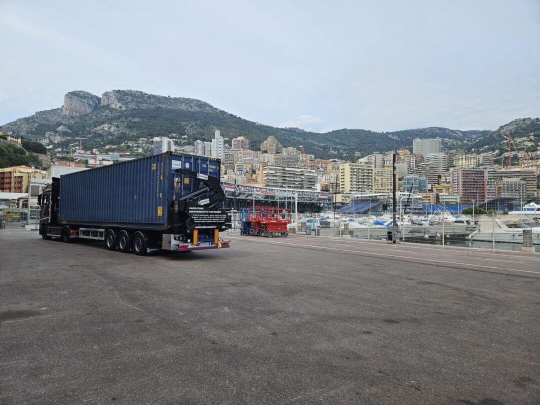 Trasporto di container con sideloader
